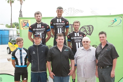 Fietsryers wys hul staal
